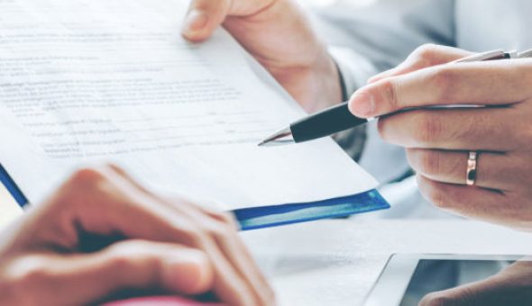 Doctors,And,Patients,Sit,And,Talk.,At,The,Table,Near